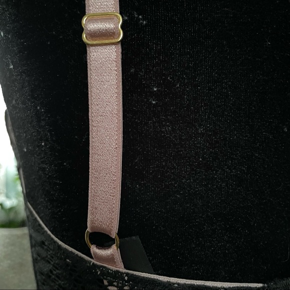 EUC Victoria Secret Very Sexy Lace Lightly-Lined Plunge Bra Sz: 34C - Picture 9 of 17